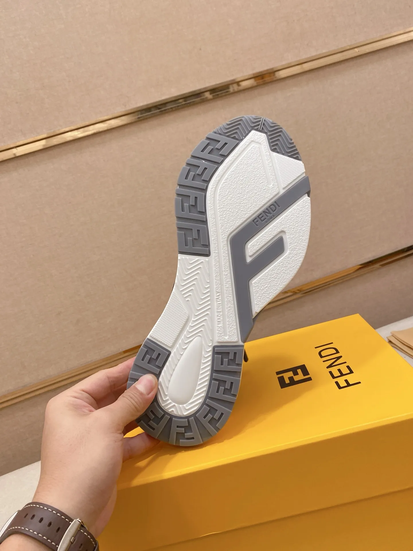 Factory price: 540💰(high version) [Fendi] Fendi’s latest casual shoes for men! Available at counters simultaneously! A one-to-one replica of the original. Made entirely of imported top-grain calfskin, the interior is made of top-grain water-dyed cowhide, and the original factory-supplied rubber outsole. Leading new fashion concepts. Matching code: 38-44 can be customized, 45 is not returnable!